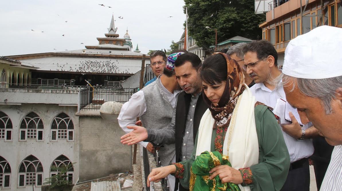 CM visits Makhdoom Sahab (RA) shrine, Hari Parbhat Fort, Chatti Padshahi; Takes stock of development works, people’s problems